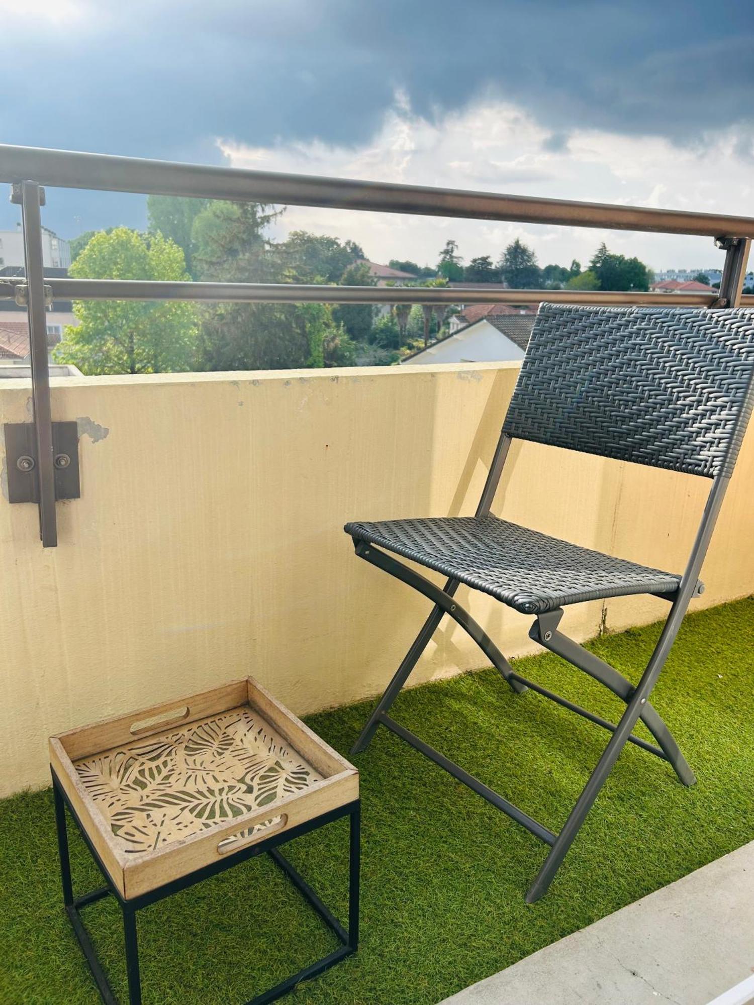 Agreable Studio Chantilly Avec Balcon Et Parking Securise Pau Exterior foto